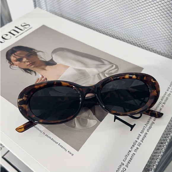 Women’s Tortoiseshell Oval Sunglasses With Dark Lenses